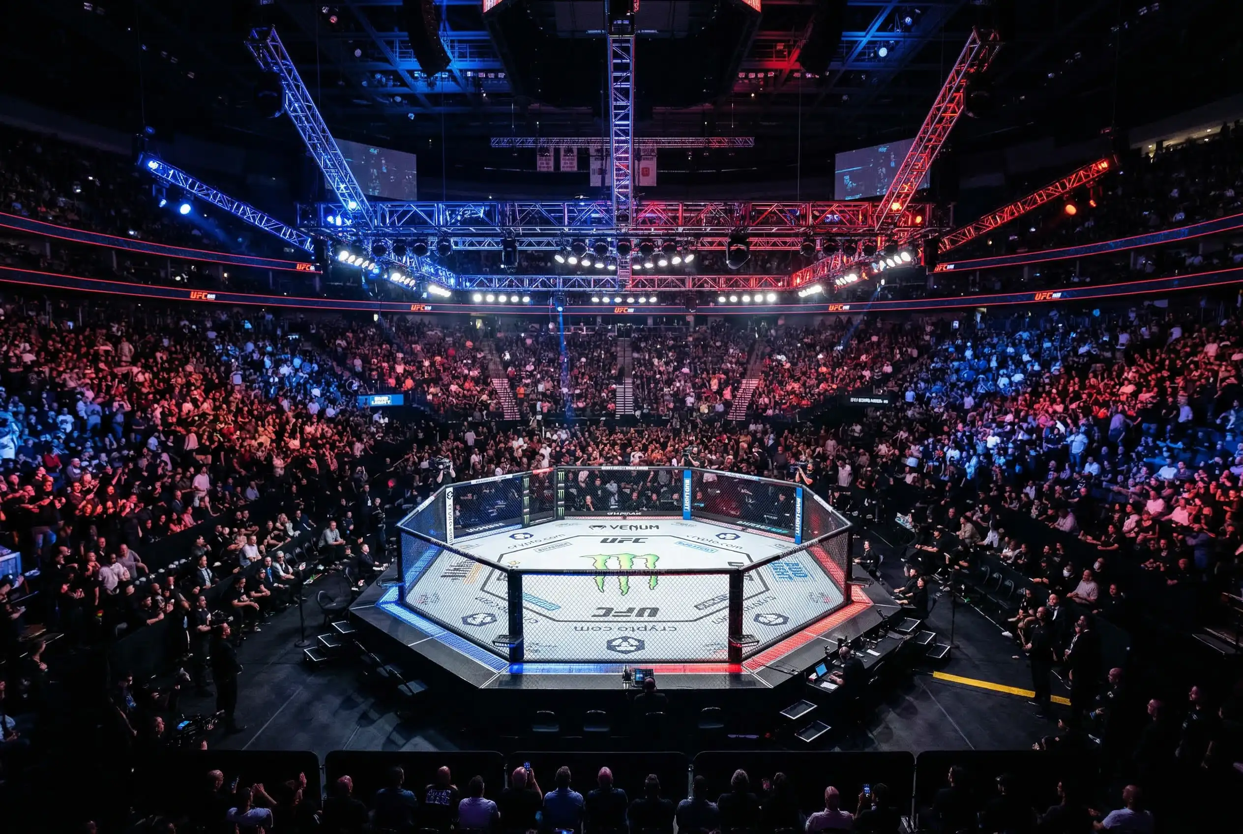 Octagono de UFC iluminado con luchadores de artes marciales mixtas en evento de MMA