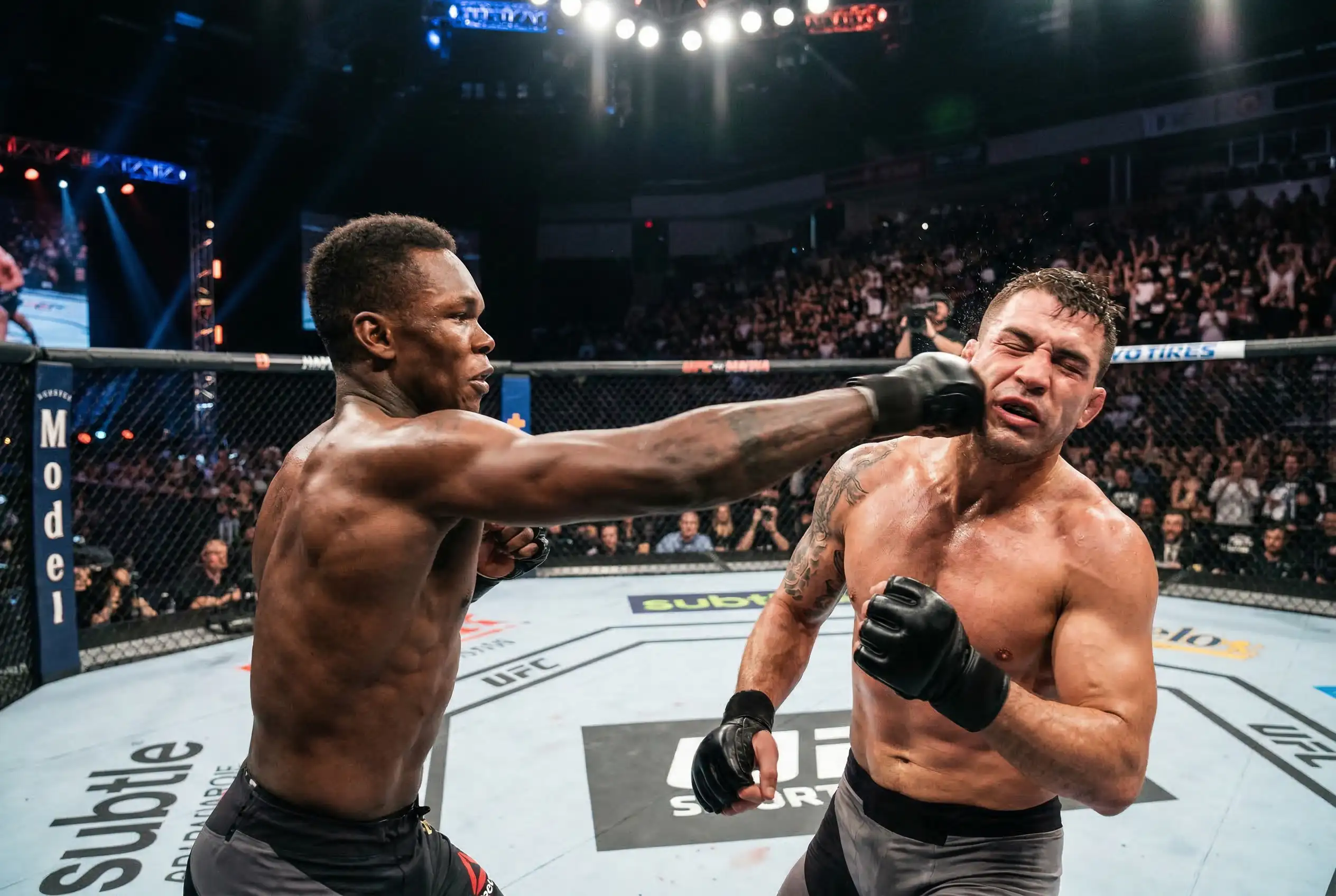 Momento de knockout en combate de UFC